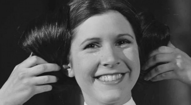 Leia felveszi fejhallgat&oacute;j&aacute;t