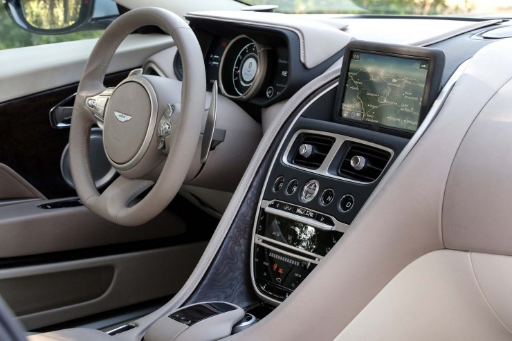 Aston Martin DB11 &iacute;rigyl&eacute;sre m&eacute;lt&oacute; műszerfal
